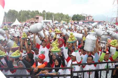 Rekor MURI Tumpeng Apel & Tanki Susu Terbanyak 2016